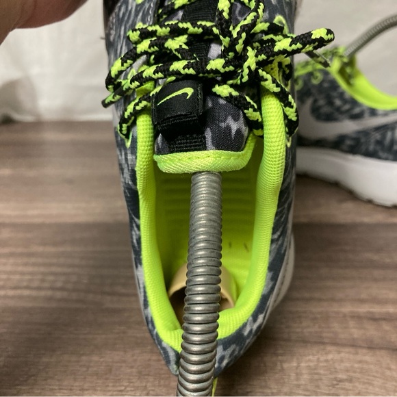 Nike Roshe Run Women’s Black and Gray Sneakers  Camouflage Design neón Yellow 5 - Picture 9 of 13
